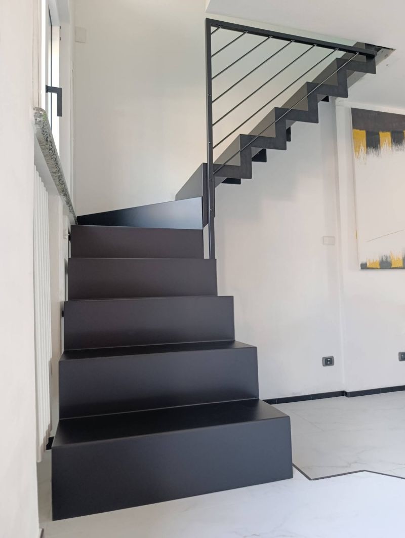 scala interna in lamiera continua con parapetto